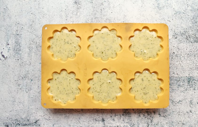 1. Этап. Мятные кексы: Разлейте тесто по силиконовым формочкам до верха.