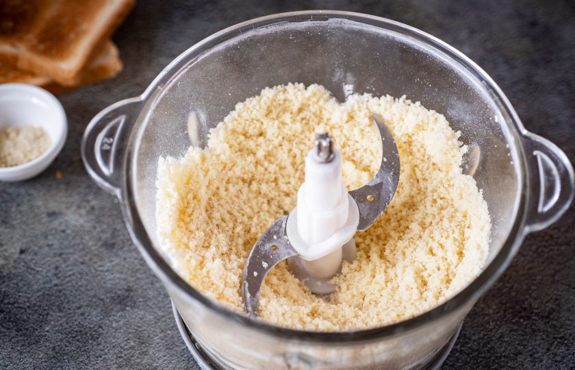 1. Этап. Пирог с патокой: Запустите устройство примерно на 1 минуту — получается в итоге мелкая мучная крошка.