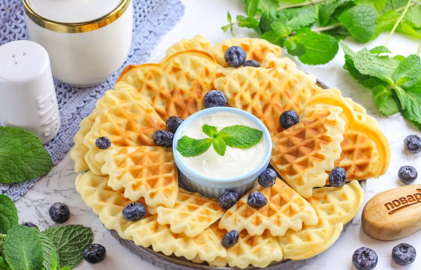 1. Этап. Хрустящие вафли на маргарине: Украсьте ягодами и свежей мятой.