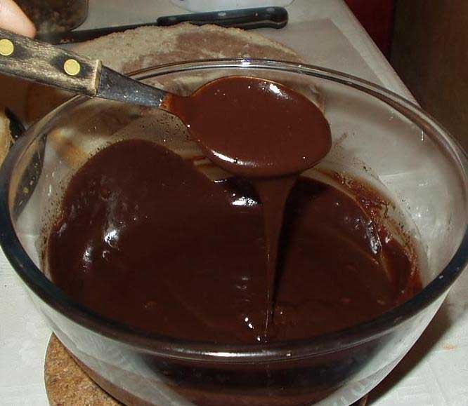 1. Stage. Boucher cakes: To prepare the glaze in a small saucepan, dissolve the sugar in water, boil the syrup over low heat for 10 minutes. and cool slightly. Add in cocoa syrup, mix thoroughly and then combine with softened butter.