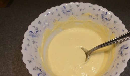 1. Этап. Кукурузные кексы «Школьные»: Включите духовку разогреваться. Смешайте яйцо, сметану, оба вида муки, разрыхлитель, масло.