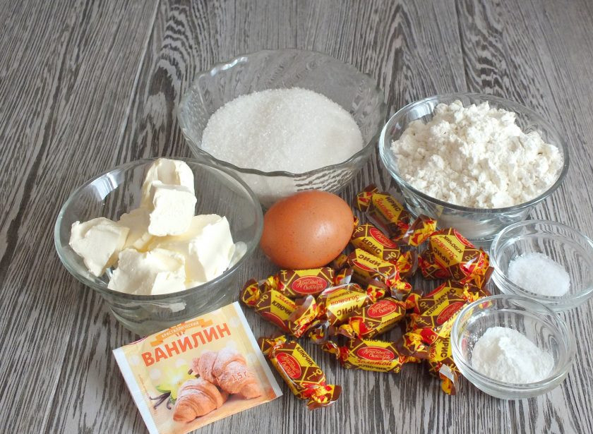 1. Этап. Печенье с ирисками: Подготовьте необходимые ингредиенты.