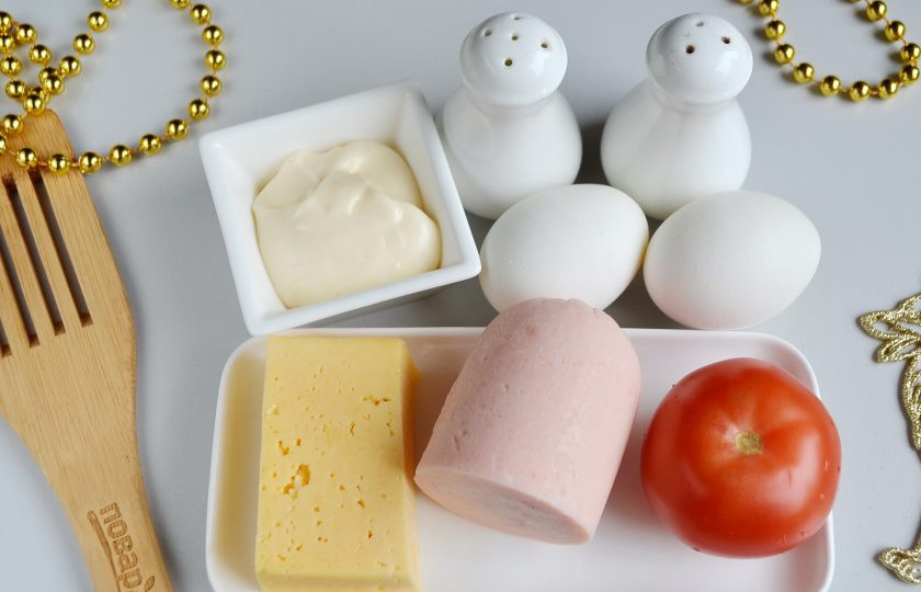 1. Этап. Новогодний салат в стакане за 5 минут: Заранее отварите куриные яйца. Подготовьте продукты для салата. Пригодится любая свежая зелень, у меня кресс-салат, очень вкусно с зеленым луком или укропом. Вымойте помидор, я беру розовые, они более сладкие, для салата идеальны на мой вкус. Если помидоры мелкие, то возьмите два, если крупные - одного достаточно.