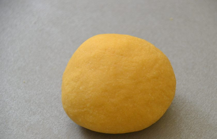 1. Этап. Суп с лапшой по-татарски: Замесите крутое тесто, при необходимости добавьте муки.