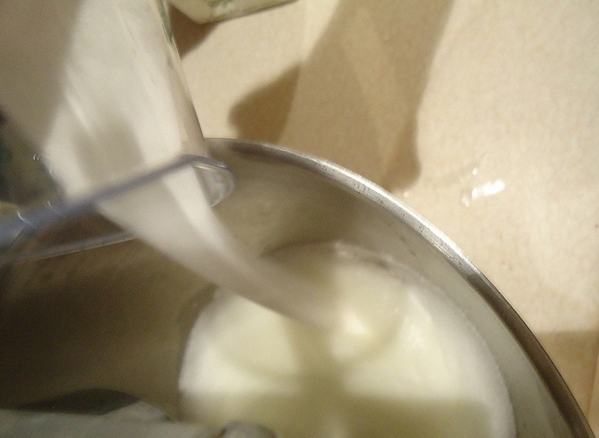 1. Этап. Безе для торта: Когда белки начнут густеть, добавьте сахар белый постепенно.