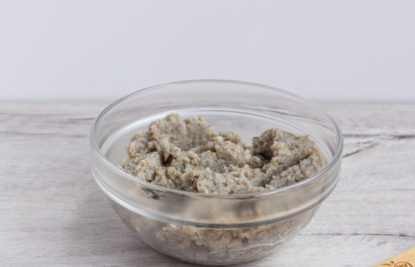 1. Этап. Грибная икра: Остудите грибы до тёплого состояния и пробейте блендером.