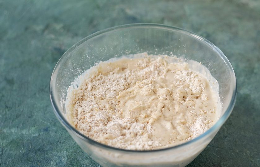 1. Этап. Банановый веганский хлеб: Соедините влажную и сухую смесь. Перемешайте и оставьте тесто на 5 минут.