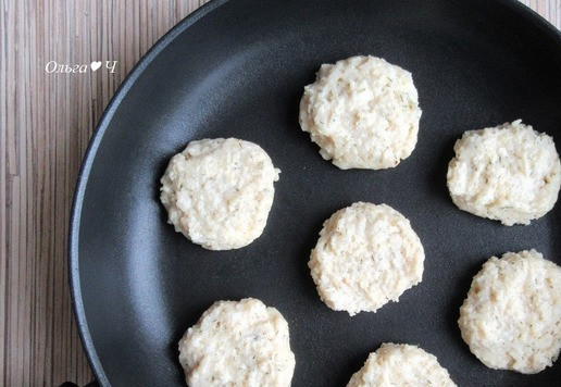 1. Этап. Печенье из поленты на сковороде: Выкладывайте массу по пол столовой ложки на разогретую сухую антипригарную сковороду. Подравняйте лопаткой, пеките 7-8 минут на огне чуть ниже среднего.