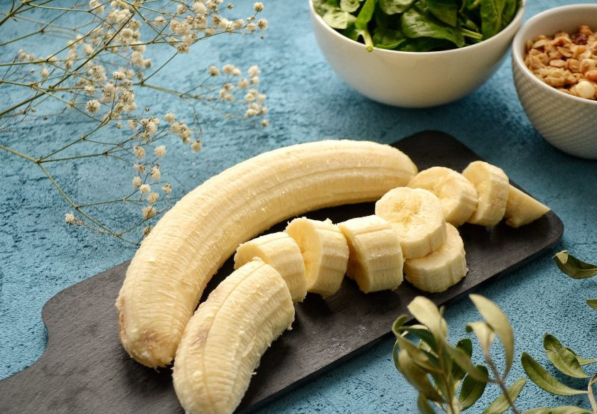 1. Этап. Смузи боул: Бананы необходимо заранее заморозить на 7-8 часов. Нарежьте бананы на небольшие ломтики, так их потом будет проще измельчать в блендере.