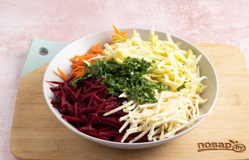 1. Этап. Салат «Разгрузочный»: Яблоко порежьте брусочками. Петрушку мелко порубите.