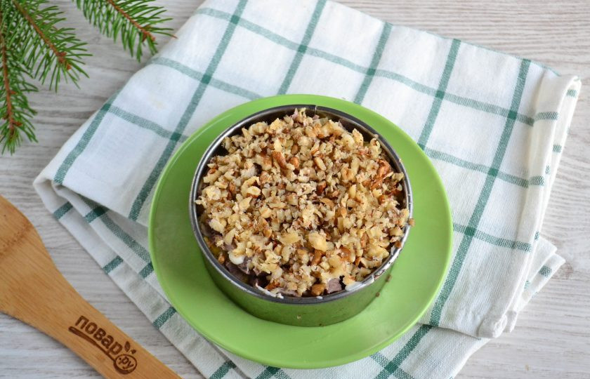 1. Этап. Мясной салат с орехами: Орехи мелко нарежьте ножом. Я использую сырые орехи, но можно подсушить их в духовке, только тогда будет осыпаться шелуха, а это не очень вкусно.