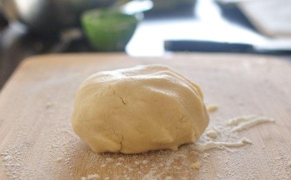 1. Этап. Шотландское песочное печенье: 2. Затем объедините масло с сахарной смесью. Добавьте ванилин и соду. Подсыпая муку, замесите тесто.