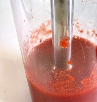 1. Этап. Десерт из йогурта с базиликом и клубникой: Клубнику взбить с сахарной пудрой (5г) и соком лайма.