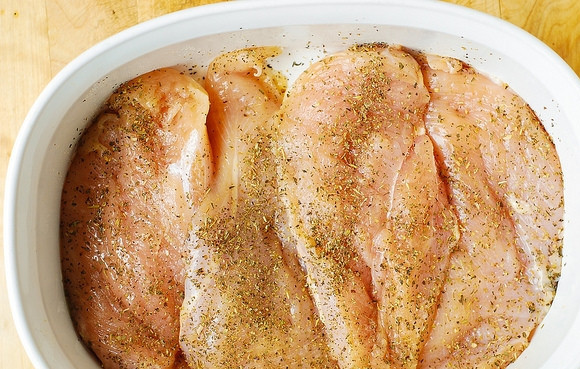 1. Этап. Куриное филе под шубой в духовке: 1. Вымойте и обсушите филе. Жаропрочную форму смажьте сливочным маслом, выложите в неё курочку. Посолите по вкусу, добавьте перец, специи и итальянские травы при желании. Отправьте в разогретую до 180 градусов духовку на 15 минут.