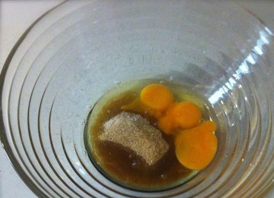 1. Этап. Клафути из черешни: 4. В миску вбейте яйца, положите коричневый сахар.