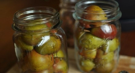 1. Этап. Груша в сахаре: Плотно уложить в чистые сухие банки, пересыпая сахаром и корицей.