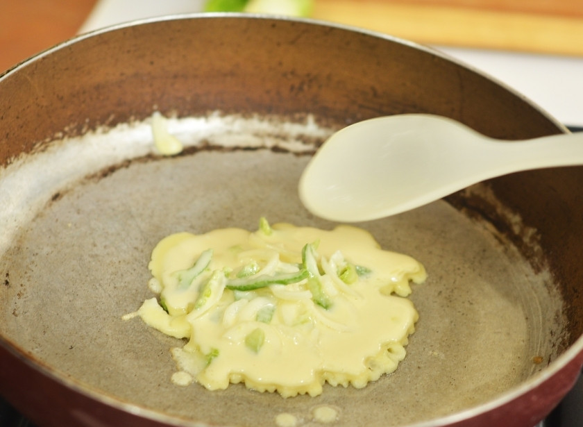 1. Этап. Корейские оладьи: Разогрейте на сковороде растительное масло и жарьте корейские оладьи с обеих сторон до румяности.