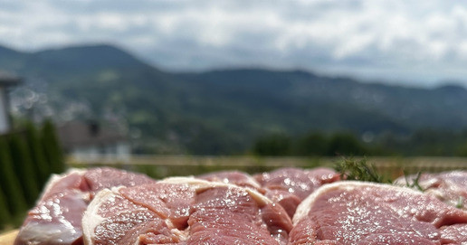 1. Этап. Баранина жареная «на» и «в» решетке: Вот такая баранинка спустилась с гор, чтобы попасть в добрые руки здешних мясников.