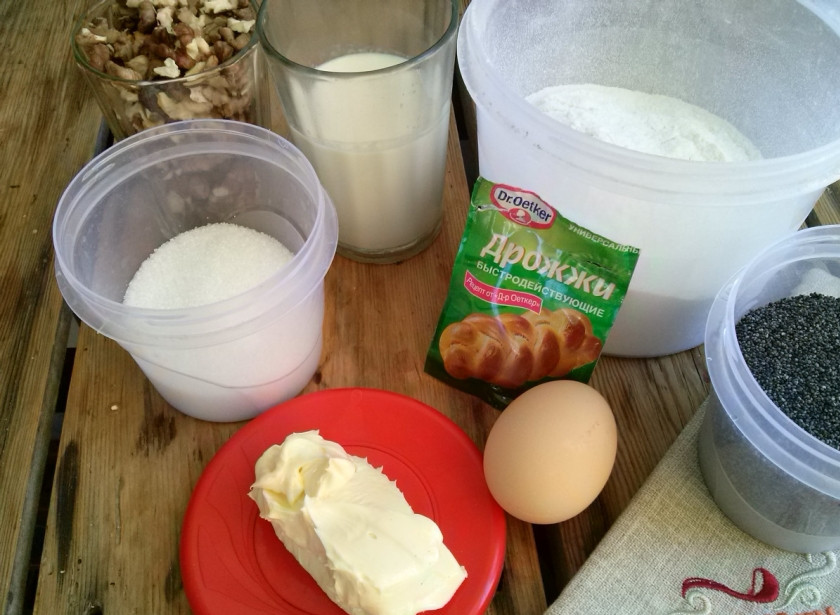 1. Этап. Рулет с маком: 1. Подготовьте все ингредиенты: взвесьте их, просейте муку.