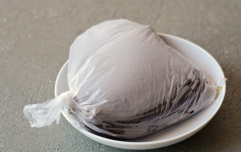 1. Этап. Хацилим из баклажанов и кунжутной пасты: Положите баклажан в пакет на 5 минут, чтобы его было проще очистить. Удалите кожуру.