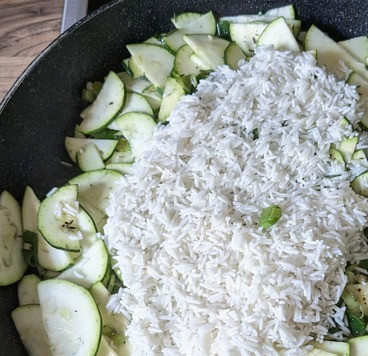 1. Этап. Быстрая сковорода с цукини и лососем: Сразу же добавить рис, обжарить всё вместе.