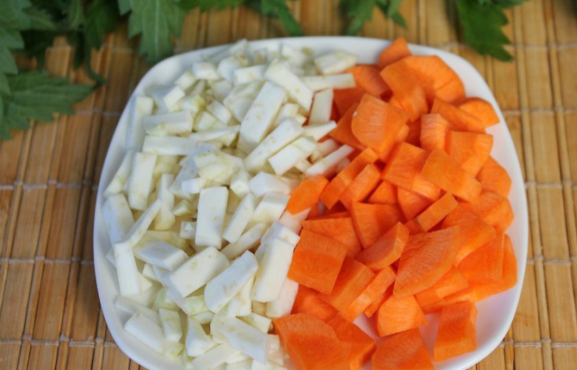 1. Этап. Постный суп из крапивы: Морковь и сельдерей чистим и нарезаем небольшими кусочками. Порезанные овощи кладем в кастрюлю с кипящей водой.