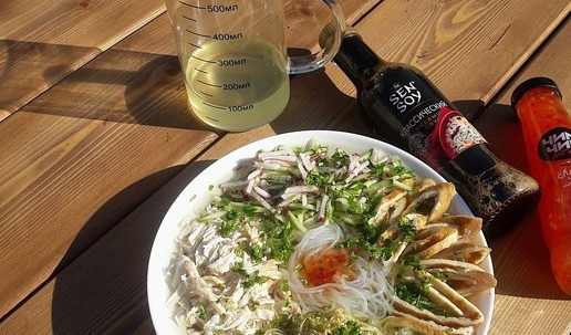 1. Этап. Кукси-корейский холодный суп: Добавить соусы и порубленную зелень, бульон.