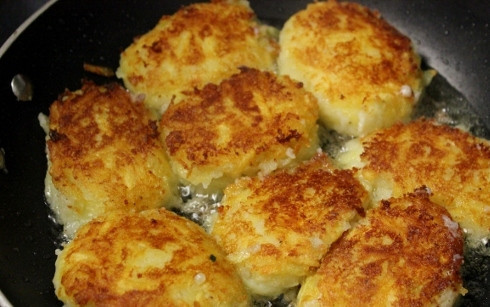 1. Этап. Картофельные пампушки с творогом: Возьмите около ¼ чашки картофельной смеси и сформируйте пирожок. Затем, возьмите около 1+ ½ чайной ложки сырной начинки и поместить в центре пирожка. Сформируйте пирожок его в овальную форму. В сковороде растопите около 2 столовых ложек масла и обжарьте сформированные пирожки. Обжаривайте пампушки на среднем огне, около 5-7 минут с каждой стороны, до золотистого цвета.