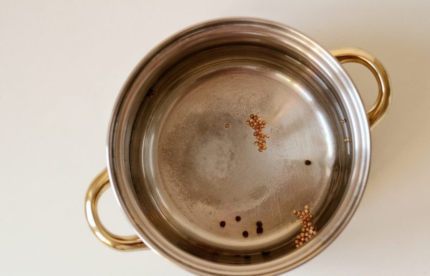 1. Этап. Помидоры с базиликом на зиму: Далее подготовьте маринад. В кастрюлю с водой добавьте сахар, соль, перец горошком и семена кориандра. Доведите до кипения, влейте уксус и проварите ещё 1 минуту.