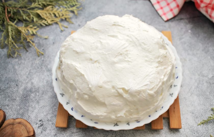 1. Этап. Торт из зефира с клубникой без выпечки: Продолжайте собирать торт в той же последовательности. Верхним слоем должен быть зефир. Покройте бока и верх торта оставшимися сливками и уберите в холодильник на 2 часа. После этого посыпьте торт тертым шоколадом, украсьте по своему усмотрению и подавайте к столу.