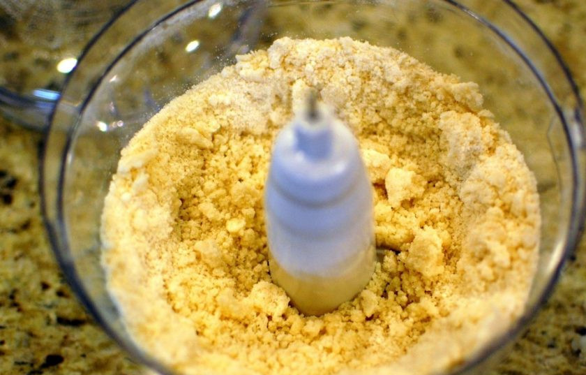 1. Этап. Открытый пирог с заварным кремом: 1. В чашу комбайна выложите 1,5 стакана муки (без горки), добавьте 0,5 стакана сахара, 115 грамм сливочного масла, щепотку соли. Взбейте все до образования крошки.