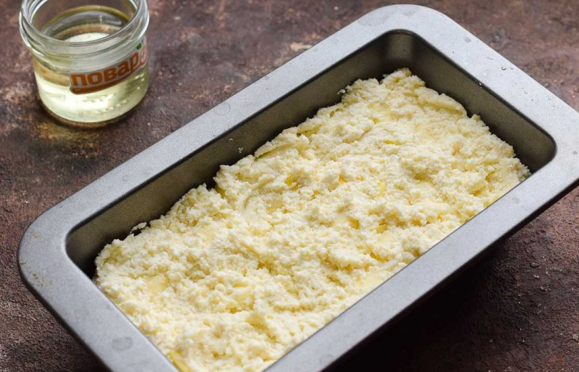 1. Этап. ПП шарлотка с яблоками и творогом: Любую форму смажьте растительным маслом, выложите тесто и отправьте в духовку.