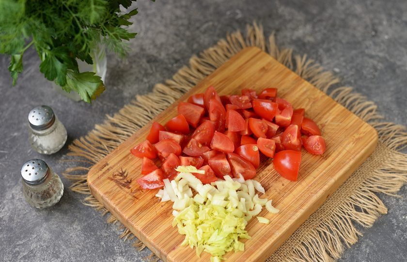 1. Этап. Уха из сибаса: Спустя время проколите пару ломтиков картофеля ножом, он должен быть полуготовым и только тогда добавьте в суп нарезанные помидоры и сельдерей. Варите уху еще 10 минут.