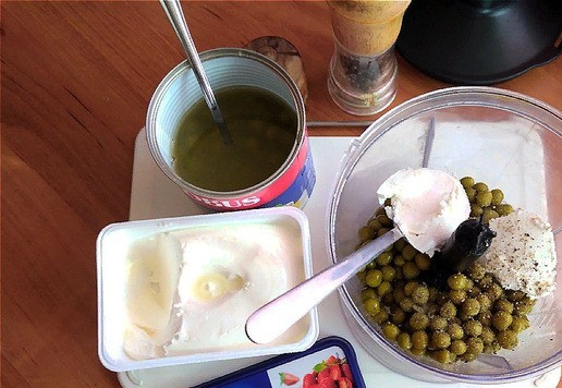 1. Этап. Паштет из горошка и творожного сыра: Много паштета делать не нужно, чтобы хранить его. Нужно сделать столько, сколько вы его съедите в течении дня. Я сделаю из половины банки зелёного горошка и примерно 80 г возьму сыра творожного. В упаковке 400 г, визуально разделю его на 5 частей. Помещаем всё в чашу блендера. Горошек берём без жидкости. Очень удобно брать ложкой-шумовкой, давая жидкости полностью стечь.