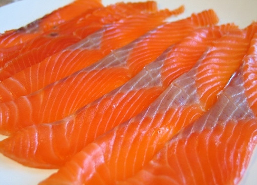 1. Этап. Сырные рулетики с семгой: 2. Подготовьте семгу. Филе должно быть без кожи. Нарежьте его тонкими ломтиками.