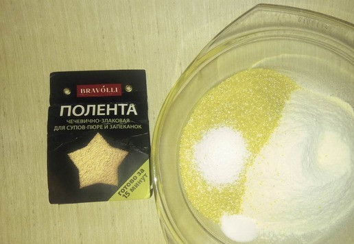 1. Этап. Чечевично-злаковые лепёшки с зеленью: Смешайте поленту, муку, соль и разрыхлитель.