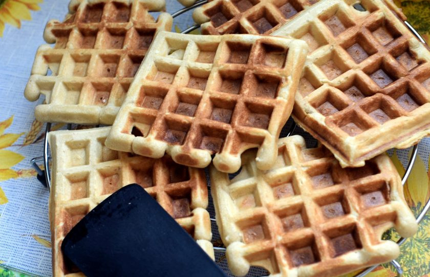 1. Этап. Вафли ореховые на патоке: Готовые вафли выкладывайте на решетку, чтобы не отмокали и оставались хрустящими.