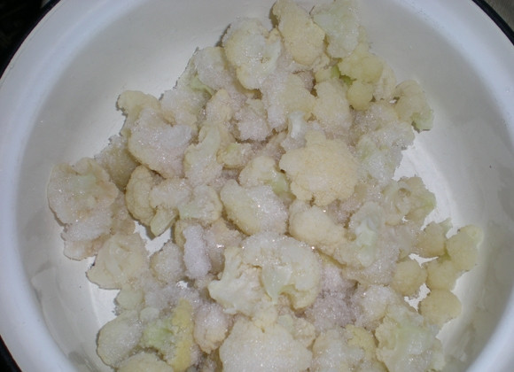 1. Этап. Цветная капуста, тушеная с фаршем: Если у вас свежая капуста, то ее нужно разобрать на соцветия. А если вы покупали замороженную, то ее необходимо разморозить.