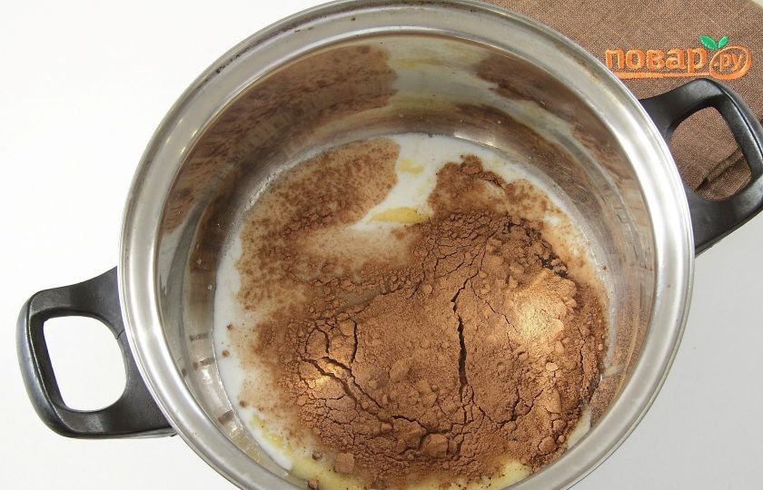1. Этап. Шоколадный пирог с изюмом: Соедините в кастрюльке растопленное сливочное масло, молоко, сахар и какао.