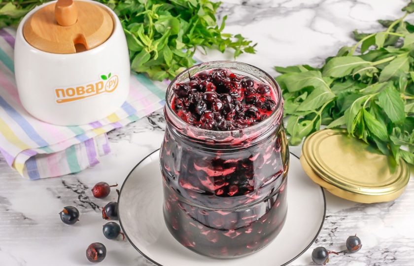 1. Этап. Королевское варенье из черной смородины: Ошпарьте банки и крышки кипятком либо простерилизуйте в кастрюле с водой. Выложите кипящее в третий раз варенье в банки до верха.