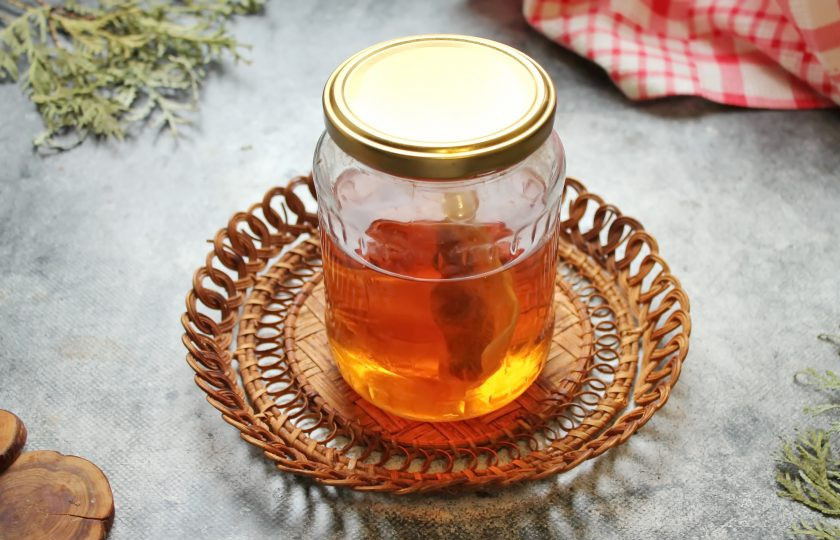 1. Этап. Самогон на калгане: Банку с самогоном и калганом уберите в темное, сухое место от 5 до 7 дней. Дольше не советую держать, получится очень концентрированно. Готовый напиток при необходимости процедите, разлейте по бутылкам, закройте.