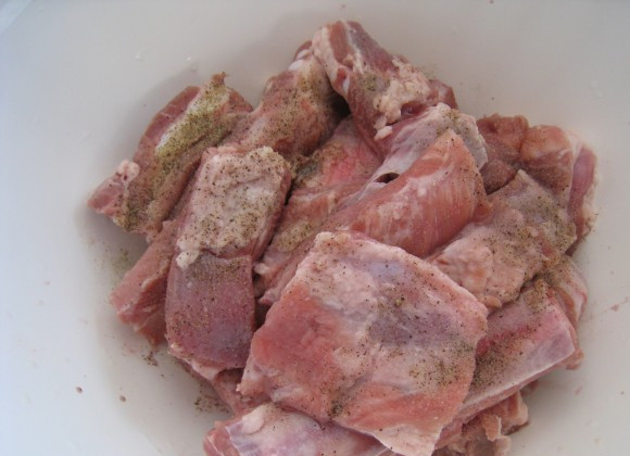 1. Этап. Острые свиные ребрышки: Свиные ребра разрезаем на небольшие кусочки, моем и слегка подсушиваем. Посыпаем солью, черным перцем и перемешиваем. Даем постоять минут 20-30.