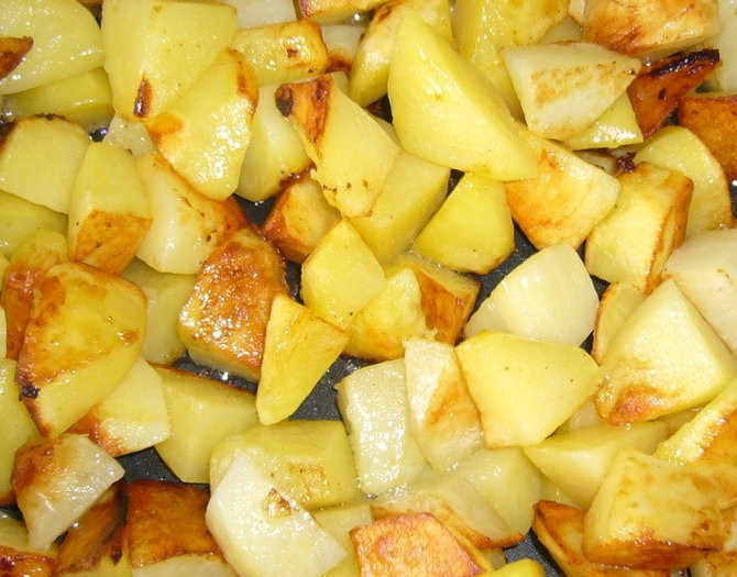 1. Этап. Скумбрия в горшочке: Картофель чистим и нарезаем на крупные куски (я предпочитаю дольки). Выкладываем его на сковороду и обжариваем в масле до золотистой корочки. Чистим лук, нарезаем его четвертинками колец и обжариваем на сковороде до золотистой корочки. Добавляем томатную пасту и жарим пару минут. Затем в эту же сковороду добавляем майонез и кефир и подтушиваем 3-5 минут.