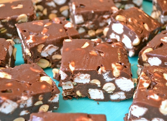 1. Этап. Шоколадные батончики с орехами: 5. Острым ножом разрежьте на 16 батончиков и подавайте к столу. Можно хранить батончики в холодильнике несколько дней.