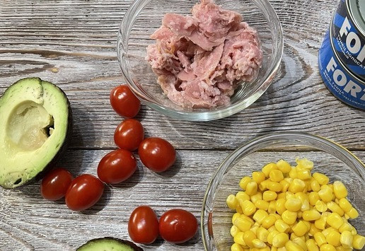 1. Этап. Поке с тунцом: Филе тунца ТМ FORTUNA вилкой разделите на средние кусочки, авокадо очистите и нарежьте.