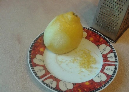 1. Этап. Куриное филе с яблоками и черносливом: Натираем лимонную цедру и выдавим из лимона столовую ложку сока.