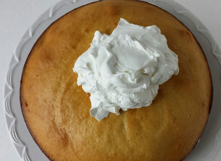 1. Этап. Бисквитный торт Графские развалины: 16. Смазываю верхний корж небольшим количеством крема, а также промазываю бока.