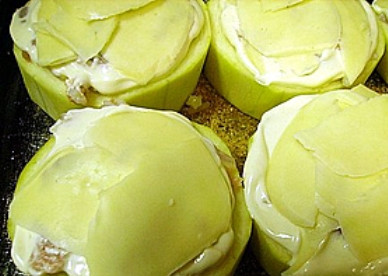 1. Этап. Кабачки, фаршированные рыбой: 4. Сверху поливаем майонезом и выкладываем сыр. После чего ставим в духовку на полчаса.