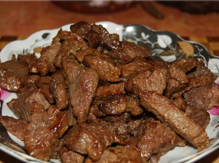 1. Этап. Мясо по-татарски: 6. Мясо пока отложить в сторону на отдельной тарелке.