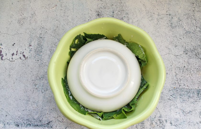 1. Этап. Черные грузди на зиму: Сверху выложите тарелку и установите груз, чтобы придавить грибы. Оставьте грузди в прохладном, темном месте на 45 дней.